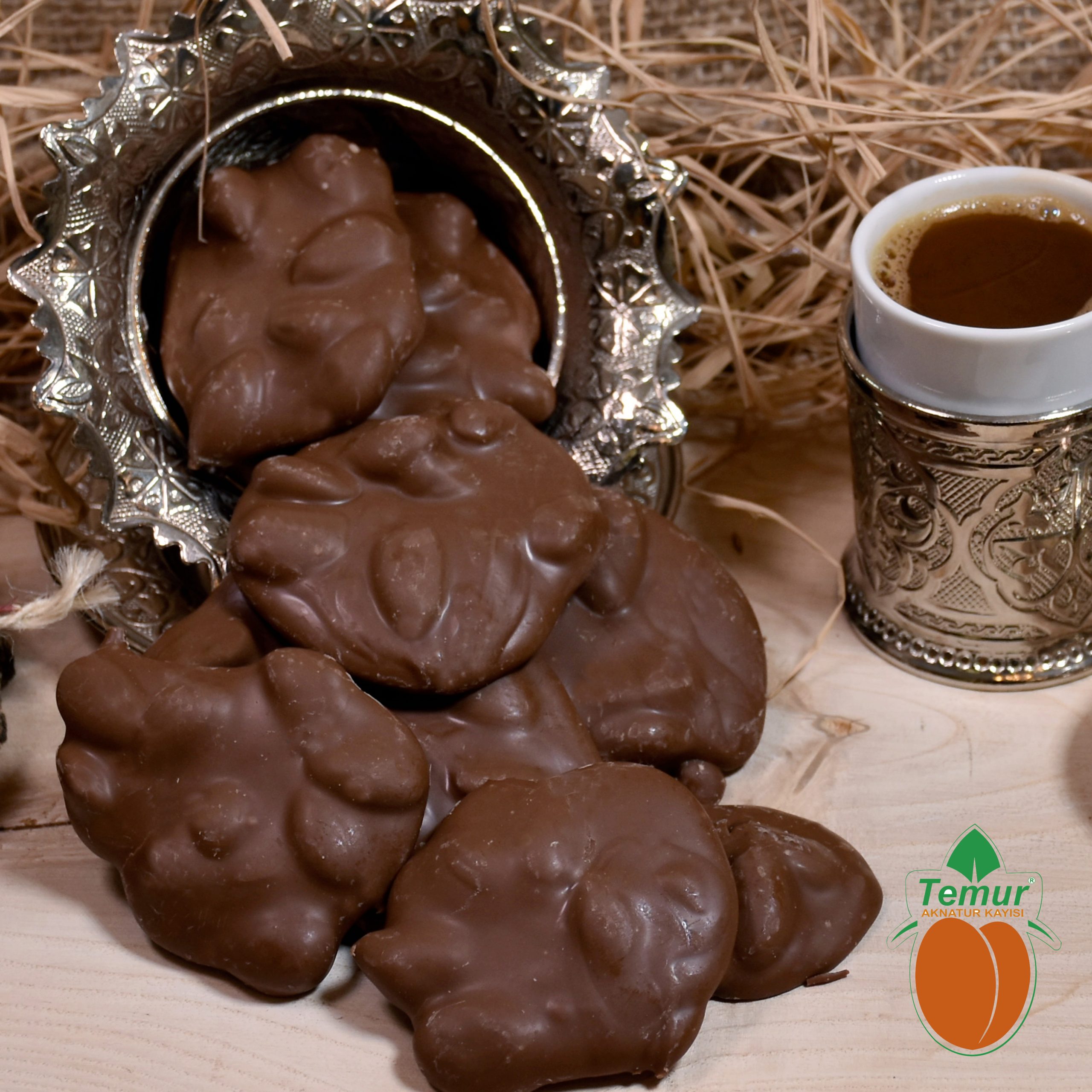 Milk Chocolate with Apricot Kernels (1kg)